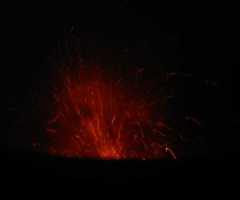 32_eruption_at_night_1